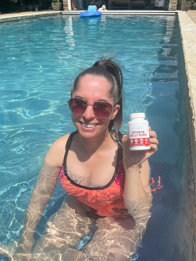 Customer holding Extreme Belly Burn Capsules